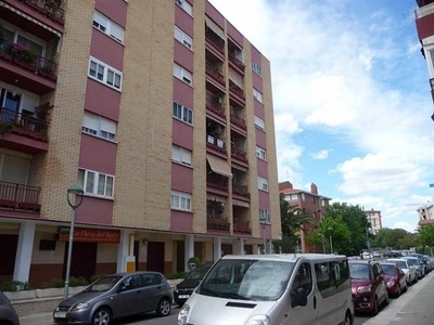 Alquiler Piso Tarragona. Piso de cuatro habitaciones en Carrer del Riu Tordera 2. Buen estado tercera planta plaza de aparcamiento con terraza calefacción individual