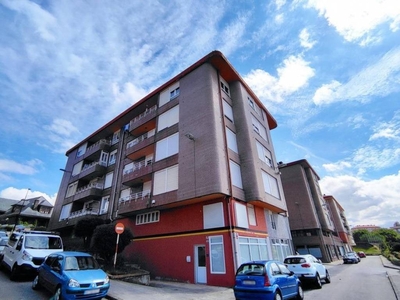Alquiler Piso Torrelavega. Piso de tres habitaciones en Fernandez Vallejo 14. Primera planta con terraza