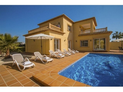 Casa en Calpe ,con una magnifica piscina para disfrutar del sol .