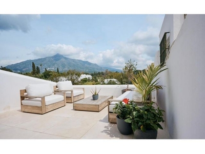 Espectacular apartamento de 2 dormitorios con terraza en Nueva Andalucía, Marbella