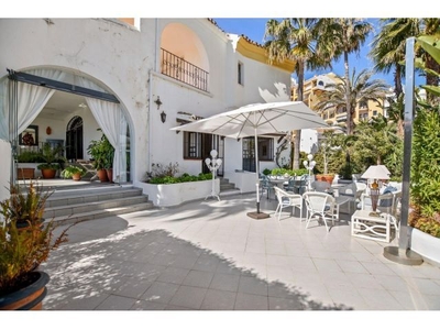 Espectacular apartamento en primera línea de playa en Cabopino, Marbella Este