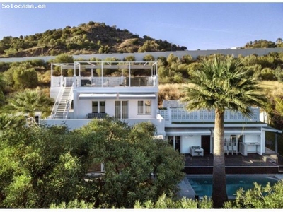 Exclusiva villa-chalet con piscina privada y vistas panorámicas en Nueva Andalucía, Costa del Sol.