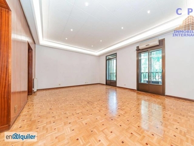 Exclusivo y luminoso piso reformado de, 97 m2, 2 habitaciones y balcón, próximo al Metro de Lista.