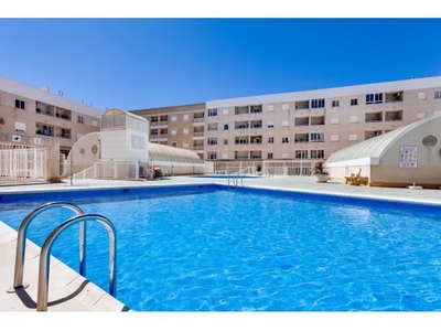 Impresionante apartamento de 1 dormitorio con piscina en Torrevieja