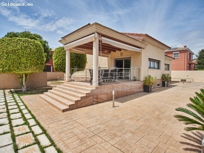 Moderno y Cómodo Chalet en Venta con Jardín y Piscina en La Font