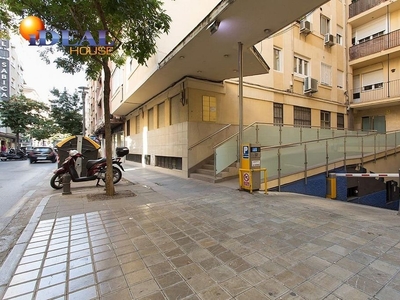 Piso en venta en calle Pedro Antonio de Alarcón de 4 habitaciones con terraza y balcón