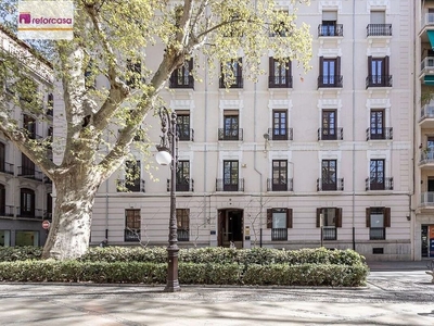 Piso en venta en Centro - Granada de 5 habitaciones con garaje y balcón