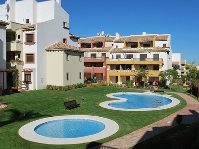 Piso en venta en urbanización Puente Esuri de 2 habitaciones con terraza y piscina
