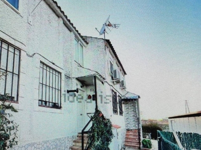 Venta Casa adosada en Avenida de los Toreros Villarrubia de Santiago. Buen estado plaza de aparcamiento 100 m²