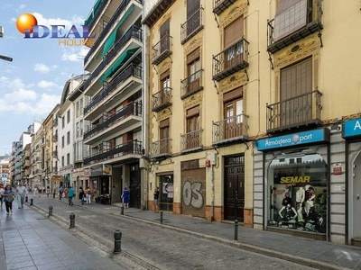 Venta de piso en calle San Antón de 6 habitaciones con balcón y aire acondicionado