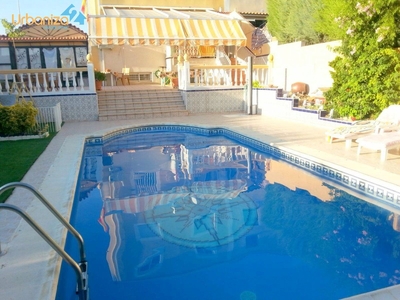 Venta de casa con piscina y terraza en Avenida de Elvas-Campus (Badajoz), Urbanización Guadiana