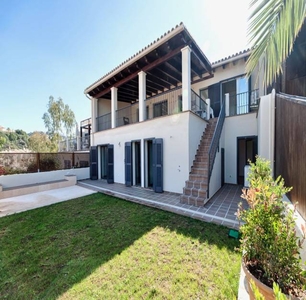 Alquiler Casa unifamiliar en Urbanización Los Almendros Marbella. Nueva plaza de aparcamiento con terraza 200 m²