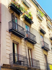 Alquiler de piso en Barrio de Abando de 3 habitaciones con muebles y balcón