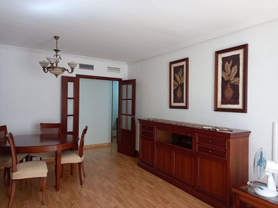 Alquiler de piso en La Magdalena de 3 habitaciones con garaje y muebles