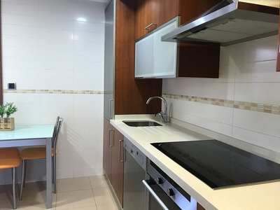 Alquiler de piso en Praza España - Casablanca de 2 habitaciones con garaje y muebles