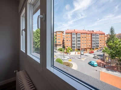 Alquiler de piso en Santo Tomás de 3 habitaciones con terraza y garaje