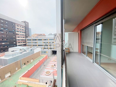 Alquiler piso acogedor piso con terraza y dos dormitorios a pocos metros del hospital clínic en Barcelona