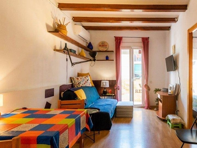 Alquiler Piso Barcelona. Piso de dos habitaciones en Carrer de la Font Honrada. Con terraza