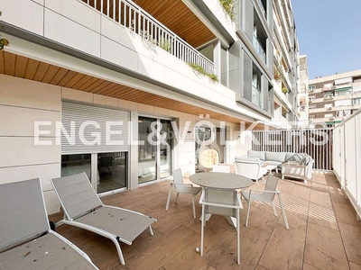 Alquiler piso con terraza amueblado en urbanización con piscina en Madrid