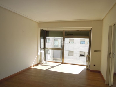 Alquiler piso en avenida de nazaret urbanizacion privada, piscina, garaje doble. vacío con 4 dormitorios en Madrid