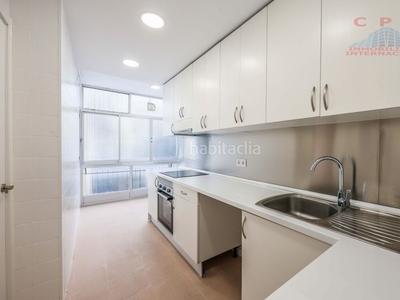 Alquiler piso estupendo piso reformado de 95 m2, 3 dormitorios y terraza; próximo al metro cartagena. en Madrid