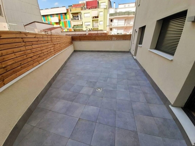 Alquiler Piso Girona. Piso de tres habitaciones en Calle Riu Guell. Nuevo primera planta con terraza