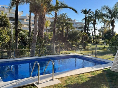 Alquiler Piso Marbella. Piso de tres habitaciones en Calle Los Granados. Muy buen estado plaza de aparcamiento con terraza