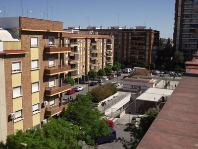Alquiler Piso Sevilla. Piso de dos habitaciones Quinta planta con terraza