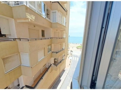 Apartamento en primera línea de playa con vistas laterales al mar