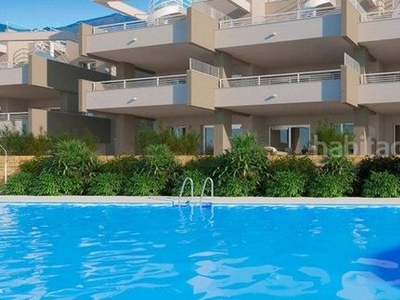 Ático con 2 habitaciones con parking y piscina en Estepona
