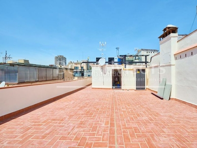 Ático duplex reformado a estrenar con terraza en eixample. en Barcelona