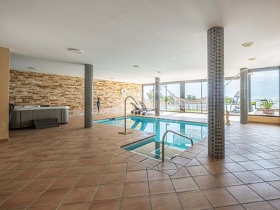 Casa con 4 habitaciones con ascensor, parking, piscina, calefacción y aire acondicionado en Roda de Barà