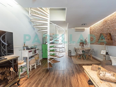 Casa impecable en el centro con terraza y acabados de calidad en Badalona