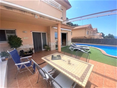 Casa pareada con 4 habitaciones amueblada con parking, piscina, calefacción, aire acondicionado y vistas al mar en Roda de Barà