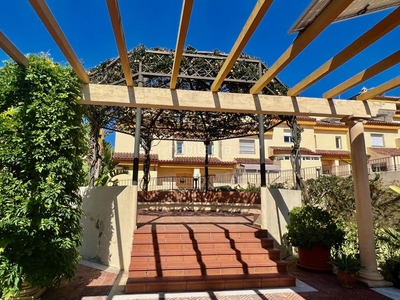 Casa pareada gran oportunidad de inversión casa adosada con vistas panorámicas al mar en venta en nagüeles, en Marbella