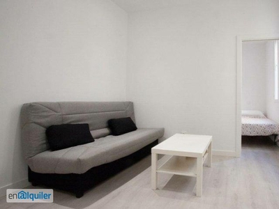 Elegante apartamento de 1 dormitorio con aire acondicionado en alquiler cerca de Metro en la animada Malasaña