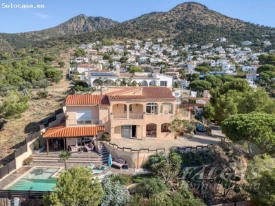 Elegante villa con impresionantes vistas panorámicas al mar en Roses