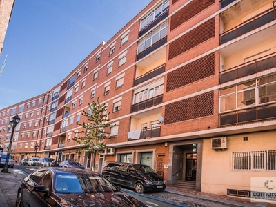 Piso en alquiler en calle Alfonso de Montalvo de 3 habitaciones con terraza y muebles