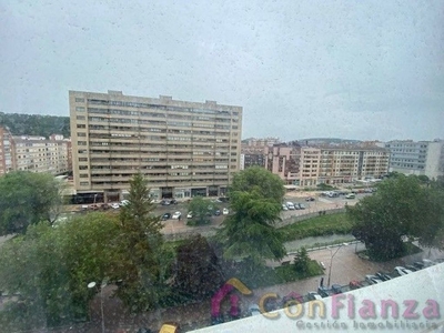 Alquiler de piso en Plaza España - Villa Pilar - Reyes Católicos - Vadillos de 3 habitaciones con terraza y muebles