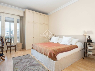 Piso en venta ático en l’eixample derecho, en excelentes condiciones y con cinco dormitorios y terraza de 16 m². en Barcelona