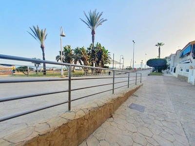 Piso fabulosa casa de tres plantas, con ático, en la playa de La Cala del Moral. en Rincón de la Victoria