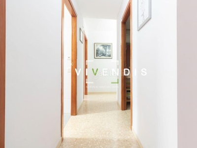 Piso luminoso piso de tres habitaciones con parking. en Sant Andreu de la Barca