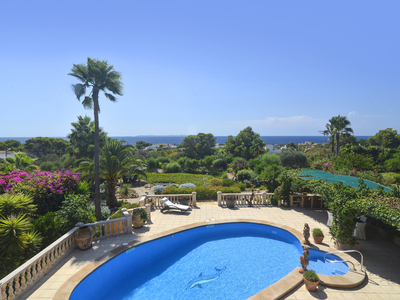 *VENDIDO* Villa con vistas al mar y hermoso jardín en Cala Pi