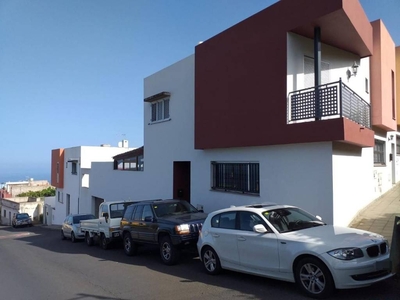 Venta Casa adosada en Calle Romeral La Matanza de Acentejo. Plaza de aparcamiento con balcón 170 m²
