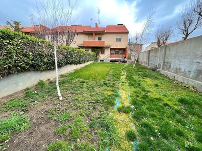 Venta Casa adosada Monterrubio de Armuña. Buen estado plaza de aparcamiento con balcón calefacción central 367 m²