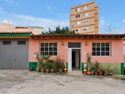 Venta Casa rústica en Sargento Provisional 67 San Cristóbal de La Laguna. A reformar 118 m²