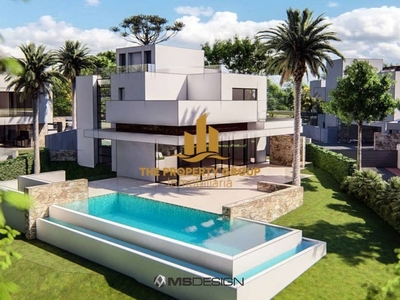 Venta Chalet en Urbanización Santa Clara Golf Marbella. Nueva plaza de aparcamiento con terraza 590 m²