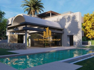 Venta Chalet en Urbanización Santa Clara Golf Marbella. Nueva plaza de aparcamiento con terraza 607 m²