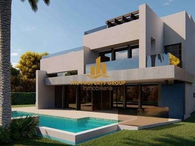 Venta Chalet en Urbanización Santa Clara Golf Marbella. Nueva plaza de aparcamiento con terraza 624 m²