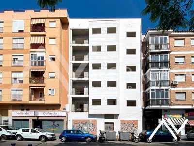 Venta de piso en calle La Hoz de 3 habitaciones con terraza y garaje